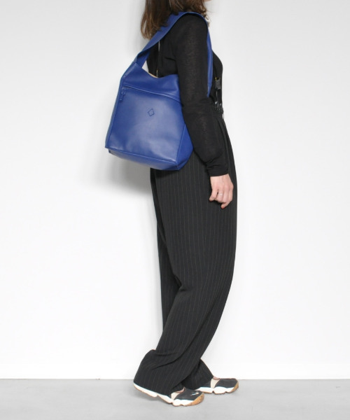 CLEDRAN(クレドラン)の「【軽量 ソフトな本革】CL3842 HALLE WIDE HANDLE TALL BAG(ショルダーバッグ・レディース・ブラック/グレイッシュベージュ/グレー/グリーン/ブルー・FREE)」の19枚目の写真