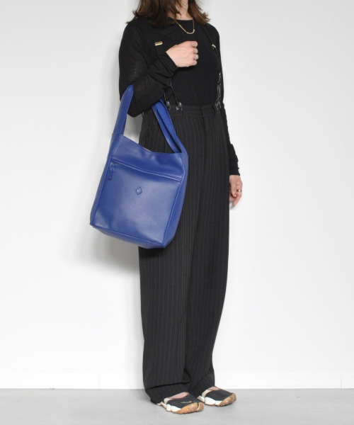 CLEDRAN(クレドラン)の「【軽量 ソフトな本革】CL3842 HALLE WIDE HANDLE TALL BAG(ショルダーバッグ・レディース・ブラック/グレイッシュベージュ/グレー/グリーン/ブルー・FREE)」の20枚目の写真