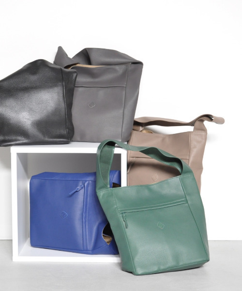 CLEDRAN(クレドラン)の「【軽量 ソフトな本革】CL3842 HALLE WIDE HANDLE TALL BAG(ショルダーバッグ・レディース・ブラック/グレイッシュベージュ/グレー/グリーン/ブルー・FREE)」の21枚目の写真
