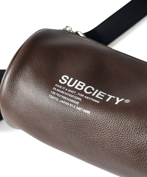 Subciety(サブサエティ)の「Leather cylinder bag(ショルダーバッグ・メンズ・ブラウン/ブラック/ゴールド・FREE)」の19枚目の写真