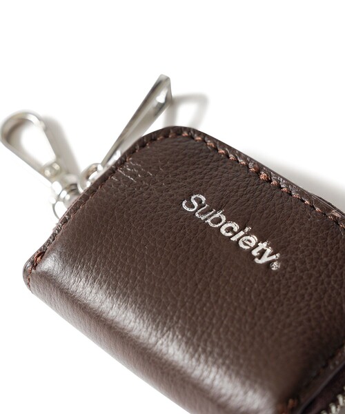 Subciety(サブサエティ)の「Leather cylinder bag(ショルダーバッグ・メンズ・ブラウン/ブラック/ゴールド・FREE)」の21枚目の写真