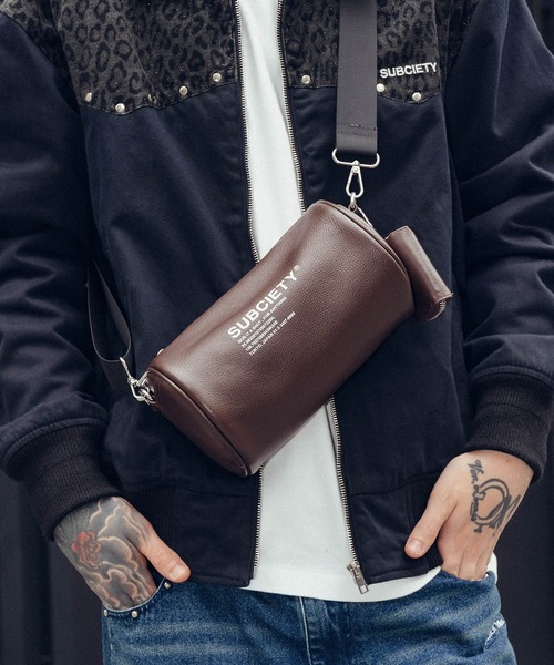 Subciety(サブサエティ)の「Leather cylinder bag(ショルダーバッグ・メンズ・ブラウン/ブラック/ゴールド・FREE)」の3枚目の写真