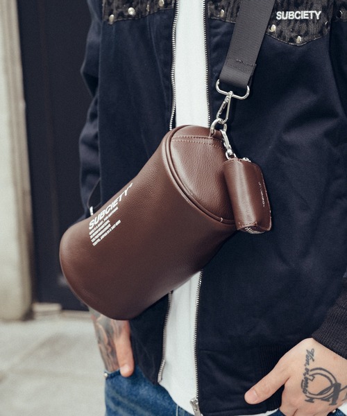 Subciety(サブサエティ)の「Leather cylinder bag(ショルダーバッグ・メンズ・ブラウン/ブラック/ゴールド・FREE)」の6枚目の写真