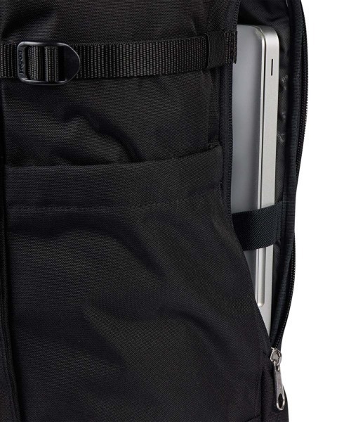 JANSPORT(ジャンスポーツ)の「JANSPORT HATCHET ROLLTOP(ジャンスポーツ ハチェット ロールトップ)(バックパック/リュック・メンズ・ブラック/ネイビー/レッド系・FREE)」の6枚目の写真