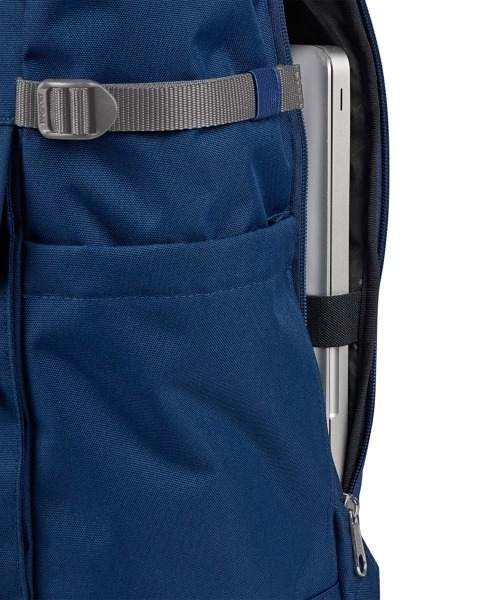 JANSPORT(ジャンスポーツ)の「JANSPORT HATCHET ROLLTOP(ジャンスポーツ ハチェット ロールトップ)(バックパック/リュック・メンズ・ブラック/ネイビー/レッド系・FREE)」の14枚目の写真