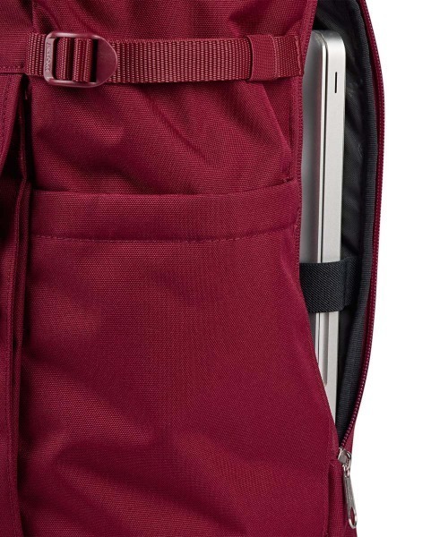 JANSPORT(ジャンスポーツ)の「JANSPORT HATCHET ROLLTOP(ジャンスポーツ ハチェット ロールトップ)(バックパック/リュック・メンズ・ブラック/ネイビー/レッド系・FREE)」の22枚目の写真