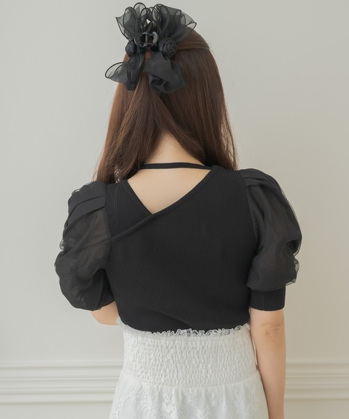 couture BY ROJITA(クチュールバイロジータ)の「アシメデコルテ開きニットトップス(ニット/セーター・レディース・ブラック/ホワイト/サックスブルー・FREE)」の4枚目の写真