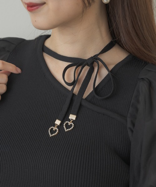 couture BY ROJITA(クチュールバイロジータ)の「アシメデコルテ開きニットトップス(ニット/セーター・レディース・ブラック/ホワイト/サックスブルー・FREE)」の17枚目の写真