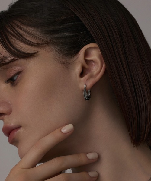 CENE(セネ)の「【CENE】セネ/ウェーブフープピアス(ピアス(両耳用)・レディース・ゴールド/シルバー・FREE)」の2枚目の写真