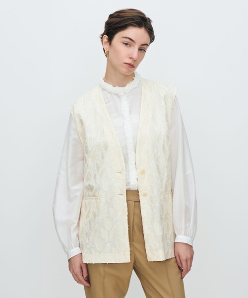 TOMORROWLAND collection(トゥモローランドコレクション)の「シャイニーカットジャカード Vカラージレ(ベスト・レディース・アイボリー/ネイビー・36)」の4枚目の写真