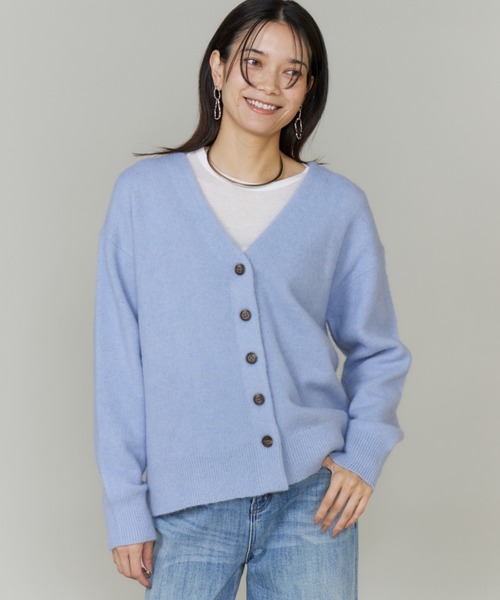 INED（イネド）の「ラクーンVネックカーディガン（カーディガン/ボレロ・レディース・グレイッシュベージュ/ベージュ/サックスブルー/チャコールグレー・9号）」の4枚目の写真