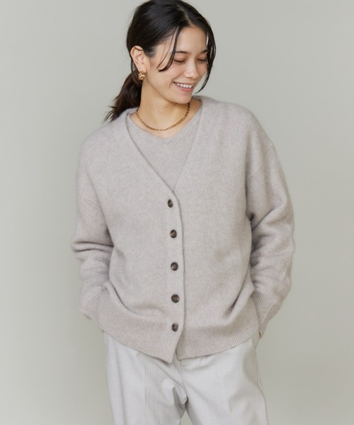 INED（イネド）の「ラクーンVネックカーディガン（カーディガン/ボレロ・レディース・グレイッシュベージュ/ベージュ/サックスブルー/チャコールグレー・9号）」の3枚目の写真