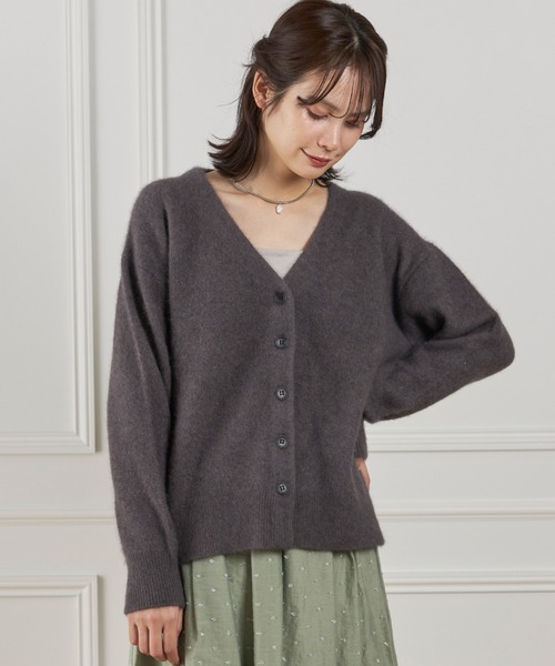 INED（イネド）の「ラクーンVネックカーディガン（カーディガン/ボレロ・レディース・グレイッシュベージュ/ベージュ/サックスブルー/チャコールグレー・9号）」の2枚目の写真