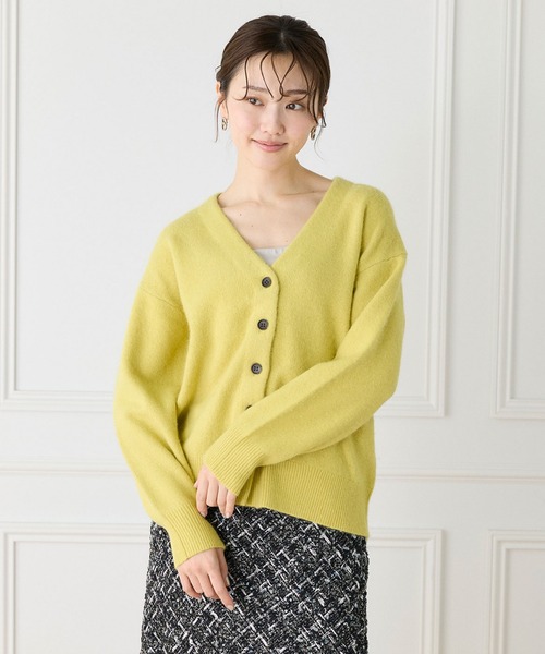 INED(イネド)の「ラクーンVネックカーディガン(カーディガン/ボレロ・レディース・グレイッシュベージュ/ベージュ/サックスブルー/チャコールグレー/イエロー・9号)」の5枚目の写真