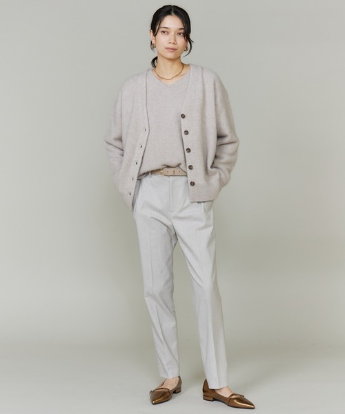 INED（イネド）の「ラクーンVネックカーディガン（カーディガン/ボレロ・レディース・グレイッシュベージュ/ベージュ/サックスブルー/チャコールグレー・9号）」の5枚目の写真