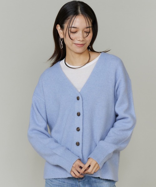 INED（イネド）の「ラクーンVネックカーディガン（カーディガン/ボレロ・レディース・グレイッシュベージュ/ベージュ/サックスブルー/チャコールグレー・9号）」の7枚目の写真