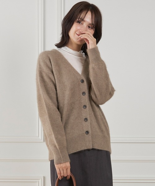 INED（イネド）の「ラクーンVネックカーディガン（カーディガン/ボレロ・レディース・グレイッシュベージュ/ベージュ/サックスブルー/チャコールグレー・9号）」の10枚目の写真