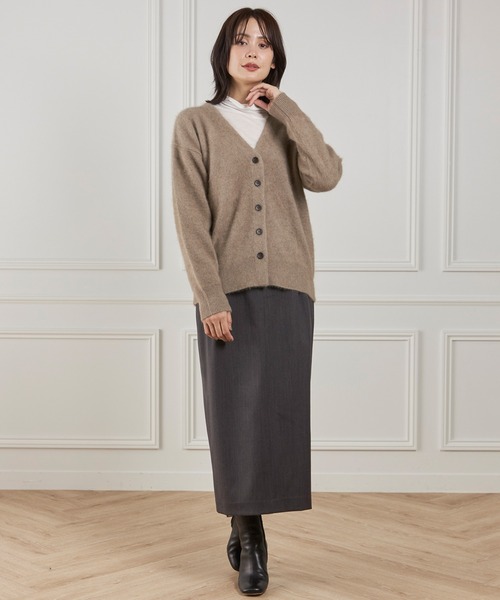INED（イネド）の「ラクーンVネックカーディガン（カーディガン/ボレロ・レディース・グレイッシュベージュ/ベージュ/サックスブルー/チャコールグレー・9号）」の11枚目の写真
