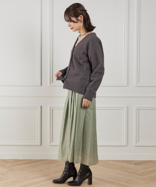 INED（イネド）の「ラクーンVネックカーディガン（カーディガン/ボレロ・レディース・グレイッシュベージュ/ベージュ/サックスブルー/チャコールグレー・9号）」の16枚目の写真