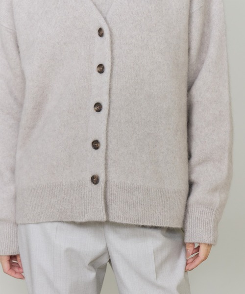INED（イネド）の「ラクーンVネックカーディガン（カーディガン/ボレロ・レディース・グレイッシュベージュ/ベージュ/サックスブルー/チャコールグレー・9号）」の18枚目の写真