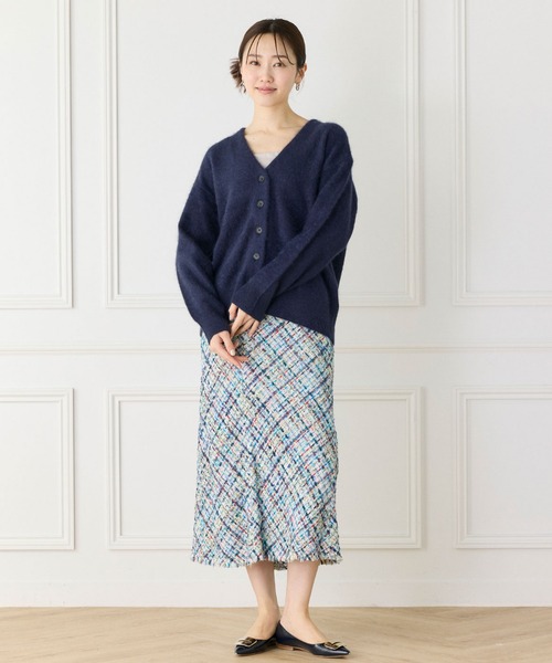 INED(イネド)の「ラクーンVネックカーディガン(カーディガン/ボレロ・レディース・グレイッシュベージュ/ベージュ/サックスブルー/チャコールグレー/イエロー・9号)」の12枚目の写真