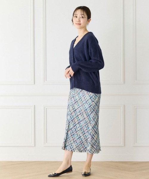 INED(イネド)の「ラクーンVネックカーディガン(カーディガン/ボレロ・レディース・グレイッシュベージュ/ベージュ/サックスブルー/チャコールグレー/イエロー・9号)」の11枚目の写真
