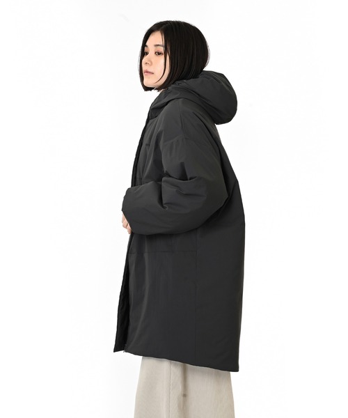 NEW BALANCE(ニューバランス)の「パデッドフーデッドロングジャケット(ダウンジャケット/コート・レディース・ライトベージュ/ダークグレー・SMALL/MEDIUM/LARGE/X-LARGE)」の3枚目の写真