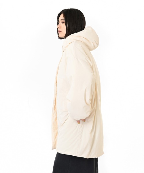 NEW BALANCE(ニューバランス)の「パデッドフーデッドロングジャケット(ダウンジャケット/コート・レディース・ライトベージュ/ダークグレー・SMALL/MEDIUM/LARGE/X-LARGE)」の15枚目の写真