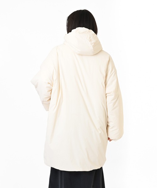 NEW BALANCE(ニューバランス)の「パデッドフーデッドロングジャケット(ダウンジャケット/コート・レディース・ライトベージュ/ダークグレー・SMALL/MEDIUM/LARGE/X-LARGE)」の16枚目の写真