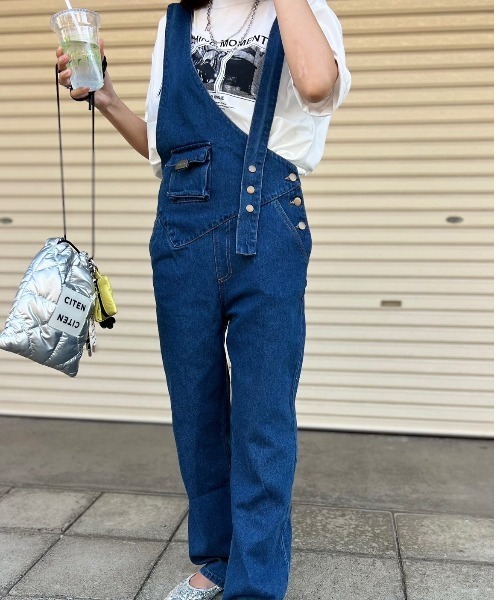 Belle Cie（ベルシー）の「大人ゆるシルエットアシメショルダーオーバーオール レディース アシンメトリー デニムサロペット（デニムパンツ・レディース・ブルー・S/M/L/XL）」の4枚目の写真