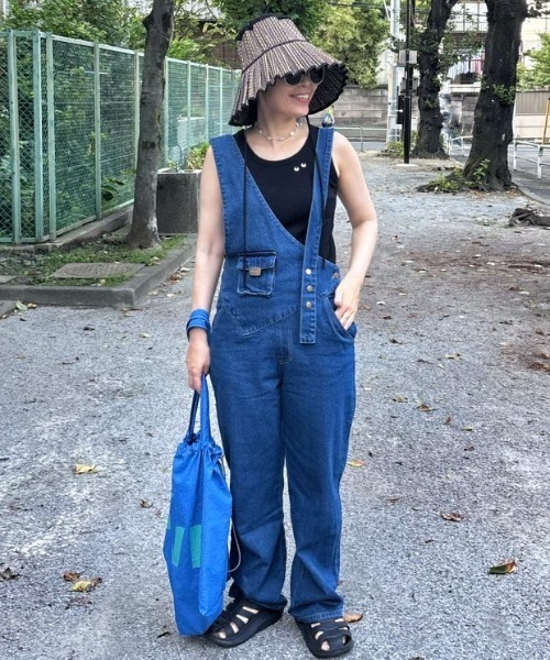 Belle Cie（ベルシー）の「大人ゆるシルエットアシメショルダーオーバーオール レディース アシンメトリー デニムサロペット（デニムパンツ・レディース・ブルー・S/M/L/XL）」の14枚目の写真