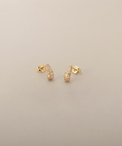 COCOSHNIK(ココシュニック)の「K18ダイヤモンド ペアシェイプカーブライン スタッドピアス(ピアス(両耳用)・レディース・イエローゴールド・00)」の2枚目の写真