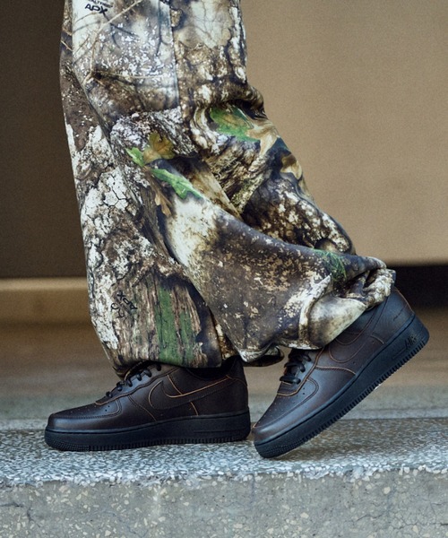 NIKE（ナイキ）の「ナイキ エア フォース 1 '07 プレミアム メンズシューズ / Nike Air Force 1 '07 Premium Men's Shoes IM8056-220 Velvet Brown（スニーカー・メンズ・ダークブラウン・25.5/25/24.5/24/30/29.5/29/28.5/28/27.5/27/26.5/26）」の2枚目の写真