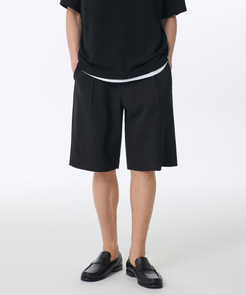 MUSINSA STANDARD(ムシンサスタンダード)の「クレープワンジョーワイドバンディングショーツ【ブラック】(その他パンツ・メンズ・その他・40/38/42/36/34/32/30/26/28)」の1枚目の写真