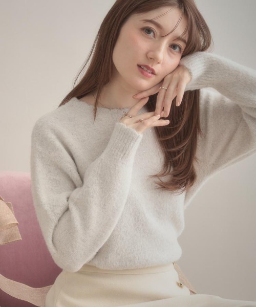 couture brooch（クチュールブローチ）の「【前後2WAY】スパンコールラメフェザー ニット（ニット/セーター・レディース・オフホワイト/チャコールグレー/ベビーピンク・42/38/36）」の2枚目の写真