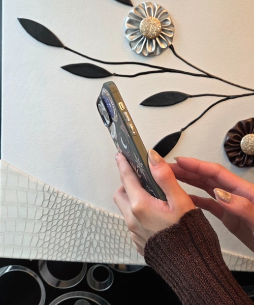 Loco Ocean（ロコオーシャン）の「ニュアンスデザイン 刺繍風 星 月/ スマホカバー iPhoneケース ( 14 / 15 / 16 / 17 )（スマホケース/カバー・レディース・ブラック・iPhone 14/iPhone 15/iPhone 16）」の2枚目の写真