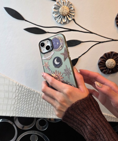 Loco Ocean（ロコオーシャン）の「ニュアンスデザイン 刺繍風 星 月/ スマホカバー iPhoneケース ( 14 / 15 / 16 / 17 )（スマホケース/カバー・レディース・ブラック・iPhone 14/iPhone 15/iPhone 16）」の3枚目の写真