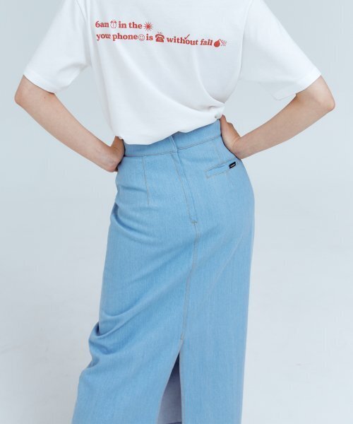 LEEJEE（リジ）の「カンガルーポケットライトブルーデニムロングスカート（スカート・レディース・その他・SMALL/MEDIUM）」の2枚目の写真