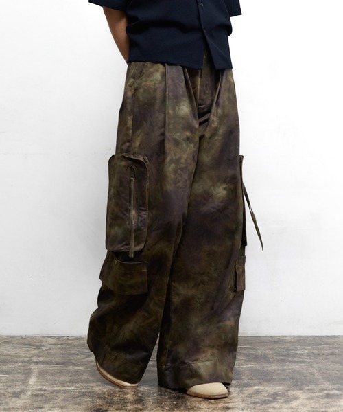 soerte(ソエルテ)の「All-Over Pattern Military Cargo Pants / ワイドミリタリーカーゴパンツ(カーゴパンツ・メンズ・カーキ/ベージュ・3/2/1)」の2枚目の写真