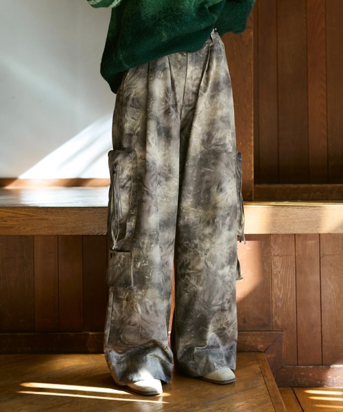 soerte(ソエルテ)の「All-Over Pattern Military Cargo Pants / ワイドミリタリーカーゴパンツ(カーゴパンツ・メンズ・カーキ/ベージュ・3/2/1)」の3枚目の写真