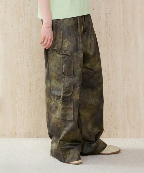 soerte(ソエルテ)の「All-Over Pattern Military Cargo Pants / ワイドミリタリーカーゴパンツ(カーゴパンツ・メンズ・カーキ/ベージュ・3/2/1)」の8枚目の写真