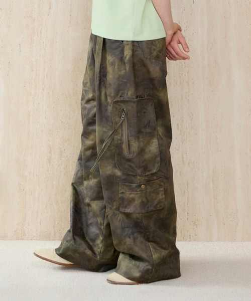 soerte(ソエルテ)の「All-Over Pattern Military Cargo Pants / ワイドミリタリーカーゴパンツ(カーゴパンツ・メンズ・カーキ/ベージュ・3/2/1)」の12枚目の写真