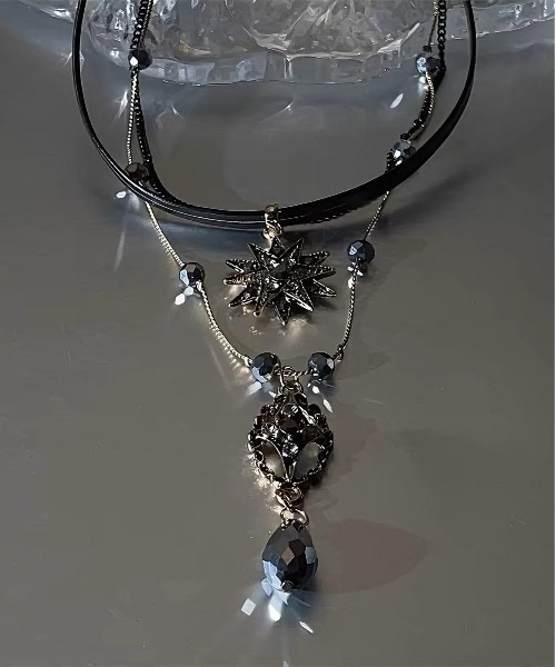 MASHIRO(マシロ)の「【MASHIRO】ブラックアクリルストーン3連チョーカーネックレス(MA/EK492)(チョーカー・レディース・ブラック・FREE)」の2枚目の写真