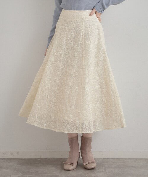 couture brooch(クチュールブローチ)の「【洗える・着映え・通勤】フラワーエンブロスカート(スカート・レディース・アイボリー系3/グレー系3/ピンク系その他・36/38/40/42)」の2枚目の写真