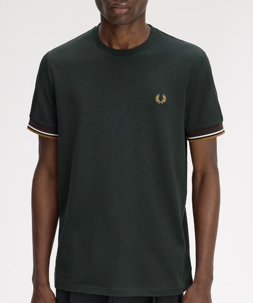 FRED PERRY(フレッドペリー)の「Twin Tipped Cuff T-Shirt/ツインティップカフスTシャツ(Tシャツ/カットソー・メンズ・ダークグリーン/ブラック×ゴールド/マルーン/ライトベージュ/ブラック/ネイビー/グレー/ベージュ/ブラック系その他/ダークグリーン系・M/L/S)」の9枚目の写真