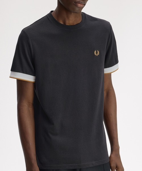 FRED PERRY(フレッドペリー)の「Twin Tipped Cuff T-Shirt/ツインティップカフスTシャツ(Tシャツ/カットソー・メンズ・ダークグリーン/ブラック×ゴールド/マルーン/ライトベージュ/ブラック/ネイビー/グレー/ベージュ/ブラック系その他/ダークグリーン系・M/L/S)」の3枚目の写真