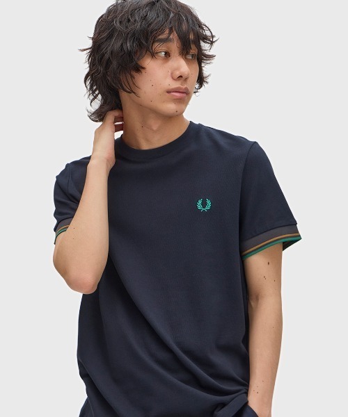 FRED PERRY(フレッドペリー)の「Twin Tipped Cuff T-Shirt/ツインティップカフスTシャツ(Tシャツ/カットソー・メンズ・ダークグリーン/ブラック×ゴールド/マルーン/ライトベージュ/ブラック/ネイビー/グレー/ベージュ/ブラック系その他/ダークグリーン系・M/L/S)」の1枚目の写真