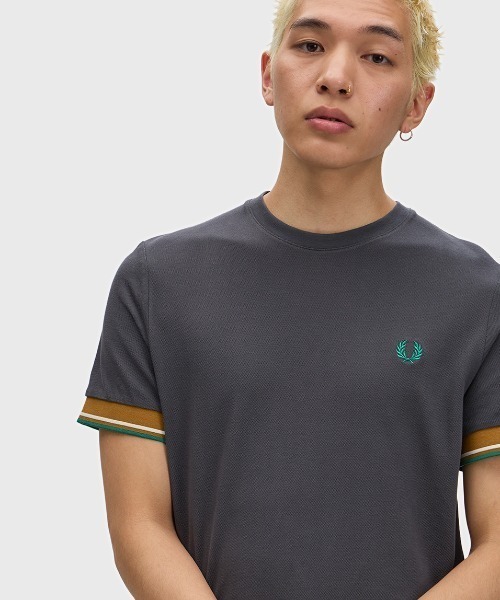 FRED PERRY(フレッドペリー)の「Twin Tipped Cuff T-Shirt/ツインティップカフスTシャツ(Tシャツ/カットソー・メンズ・ダークグリーン/ブラック×ゴールド/マルーン/ライトベージュ/ブラック/ネイビー/グレー/ベージュ/ブラック系その他/ダークグリーン系・M/L/S)」の5枚目の写真