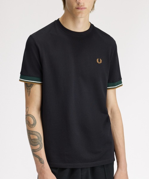 FRED PERRY(フレッドペリー)の「Twin Tipped Cuff T-Shirt/ツインティップカフスTシャツ(Tシャツ/カットソー・メンズ・ダークグリーン/ブラック×ゴールド/マルーン/ライトベージュ/ブラック/ネイビー/グレー/ベージュ/ブラック系その他/ダークグリーン系・M/L/S)」の2枚目の写真