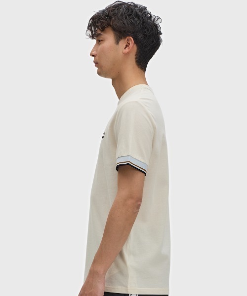 FRED PERRY(フレッドペリー)の「Twin Tipped Cuff T-Shirt/ツインティップカフスTシャツ(Tシャツ/カットソー・メンズ・ダークグリーン/ブラック×ゴールド/マルーン/ライトベージュ/ブラック/ネイビー/グレー/ベージュ/ブラック系その他/ダークグリーン系・M/L/S)」の20枚目の写真
